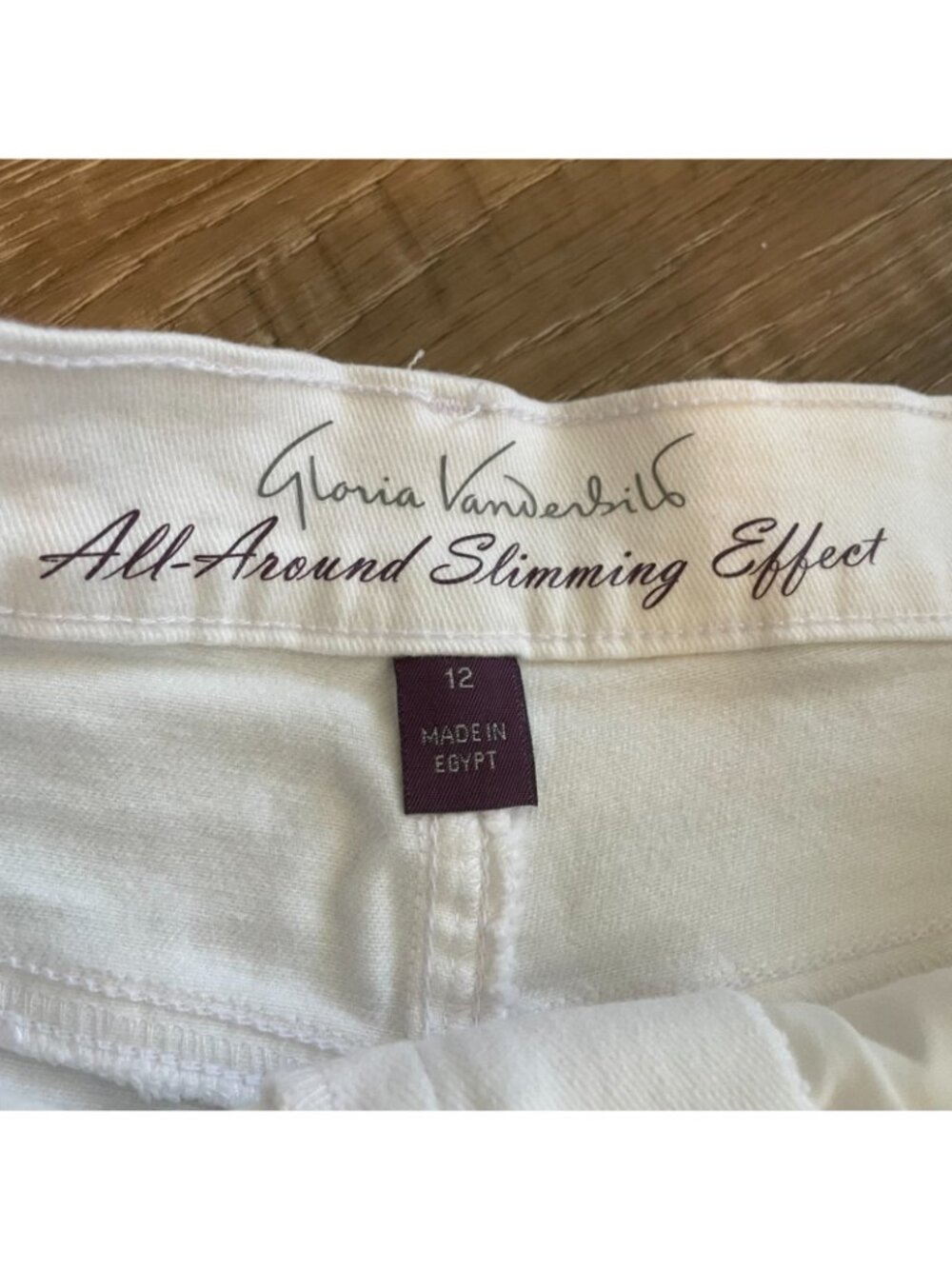 Gloria Vanderbilt Women's White Denim Shorts Size 12 Cuffed Hem Button Tab - Picture 2 of 11